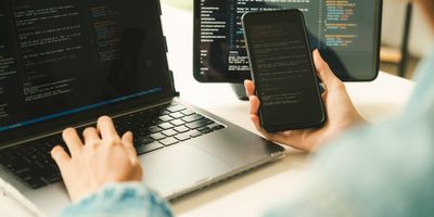 faili close-up-young-programmer-or-it-specialist-satisfi-2022-08-14-01-35-52-utc.jpg allalaadimine