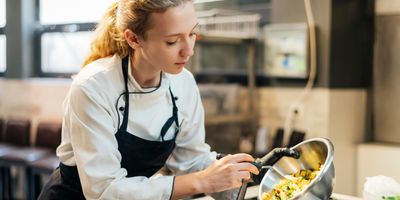 faili female-chef-pouring-food-plate.jpg allalaadimine