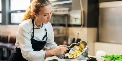 faili female-chef-pouring-food-plate_laiem.jpg allalaadimine