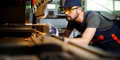 faili portrait-worker-near-metalworking-machine_laiem.png allalaadimine