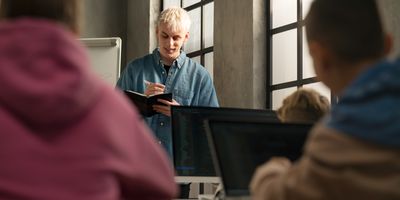 faili school-teacher-standing-in-front-of-pupils-and-wri-2022-11-17-13-35-29-utc.jpg allalaadimine