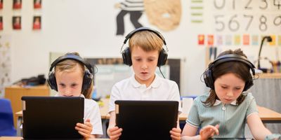 faili schoolboy-and-girls-listening-to-headphones-in-cla-2022-03-04-01-50-50-utc.jpg allalaadimine
